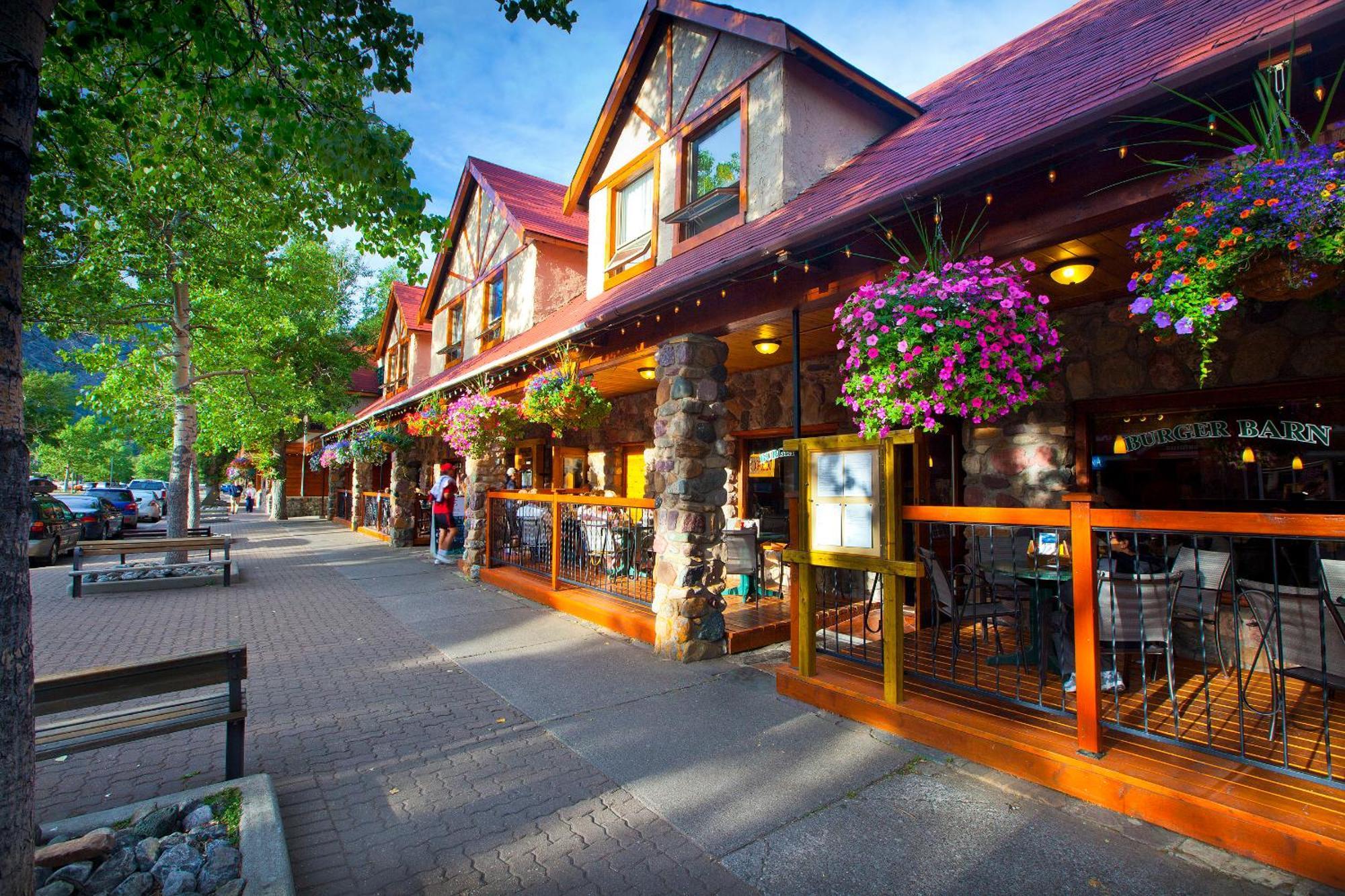 Bayshore Inn & Spa Waterton Park Exteriör bild