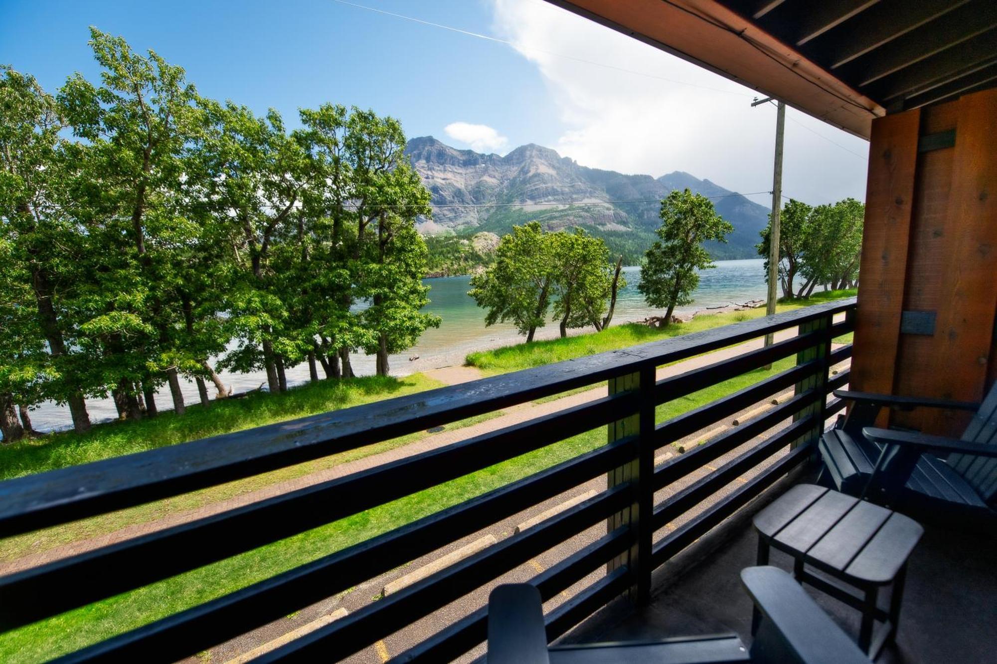 Bayshore Inn & Spa Waterton Park Exteriör bild
